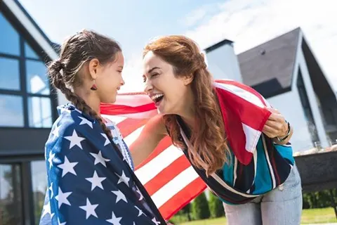 美国女人和小孩披着USA国旗